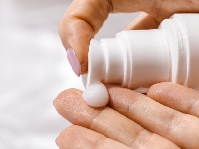 Mikroplastik in Kosmetik: Frau trägt einen Hub Creme auf Ihre Hand auf.