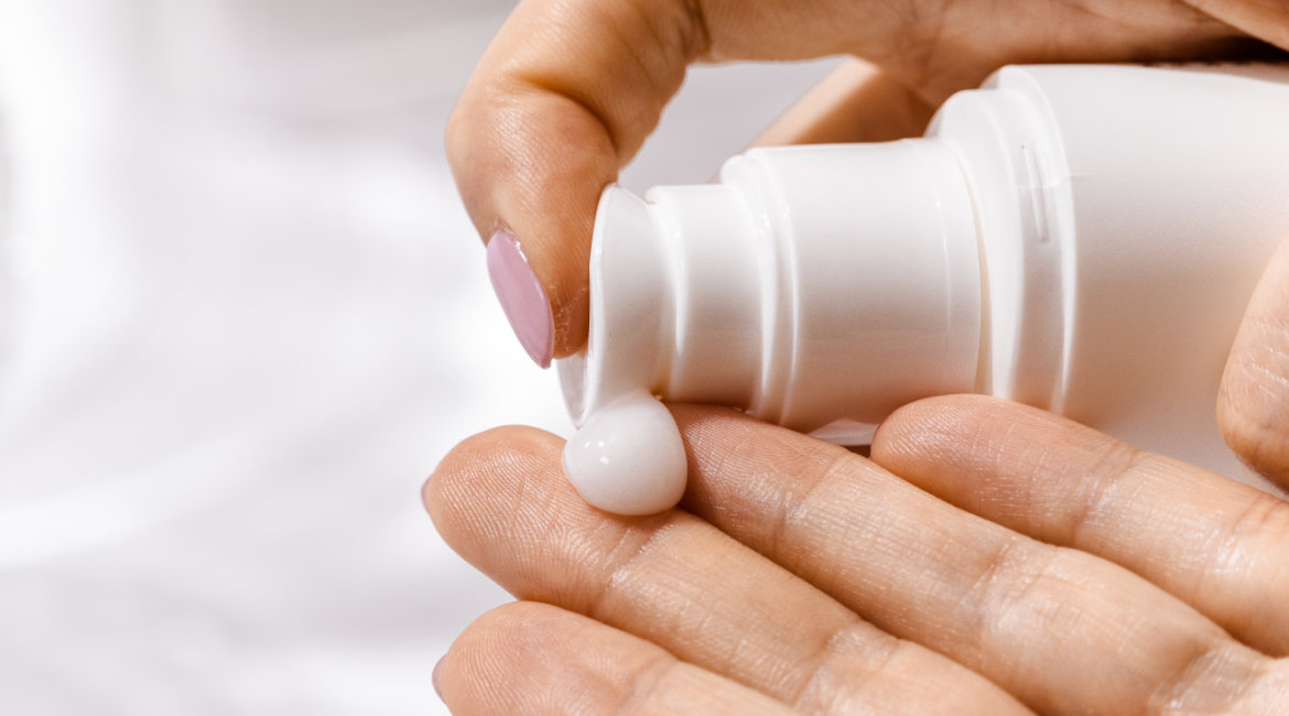 Mikroplastik in Kosmetik: Frau trägt einen Hub Creme auf Ihre Hand auf.